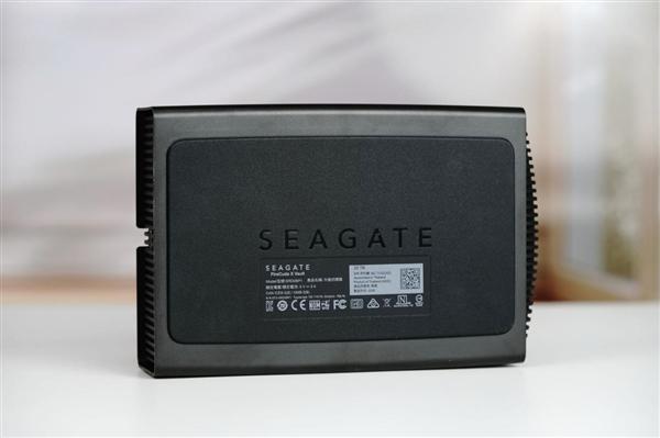 自带RGB的游戏扩容神器! 希捷FireCuda X Vault 20TB外置硬盘评测