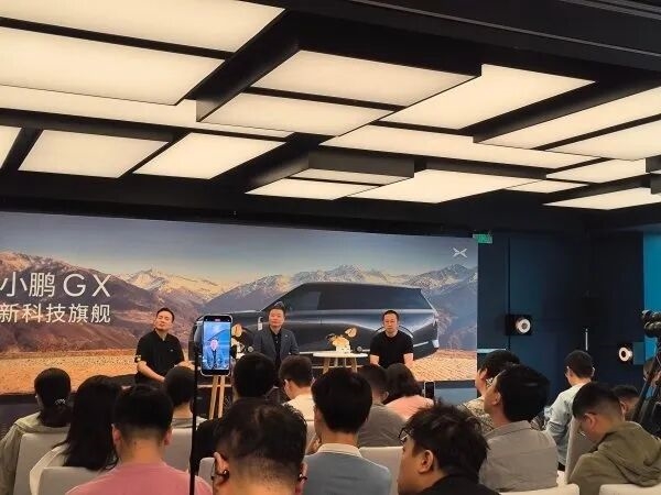 特斯拉FSD杀进中国 小鹏第一个迎战:欢迎高水平对决