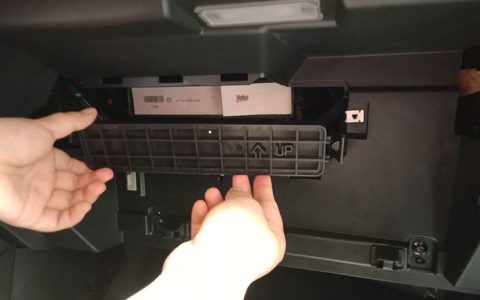 奔腾r9空调滤芯怎么拆装