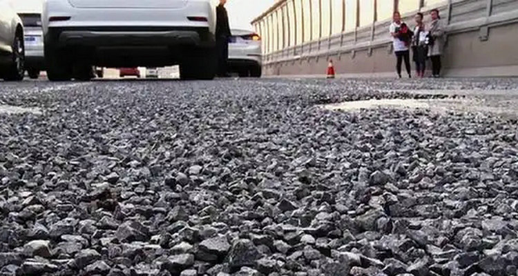 汽车走烂路咯吱咯吱响是什么原因