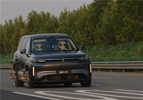 CEO上阵亲测!魏牌V9X 221.8km/h双轮同步爆胎挑战成功:创下全球纪录