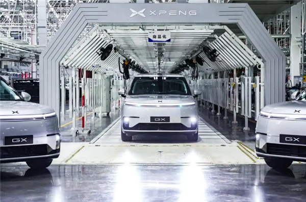 全球车端算力之王！小鹏GX首台Robotaxi量产车下线：搭载4颗自研图灵AI芯片