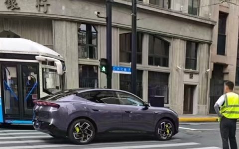 MONA系列首款SUV！小鹏L03罗兰紫色实车曝光：2026年内发布