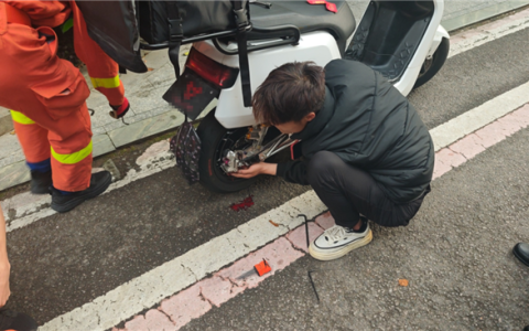 外卖小哥私自改装电动自行车 结果险失三根手指