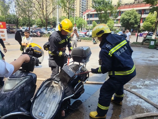 外卖小哥电动自行车突然起火 10分钟内复燃十余次！