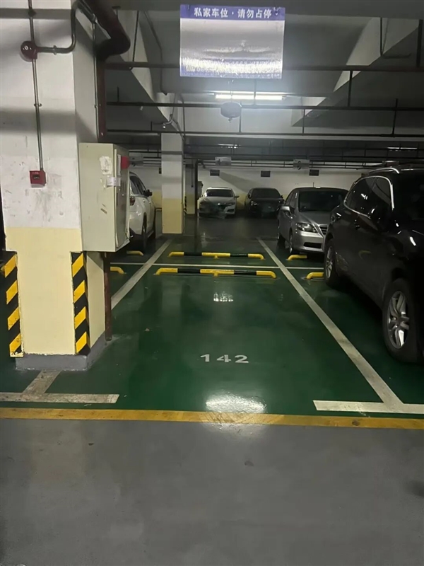 停不进车位这个锅 凭什么让车主背?