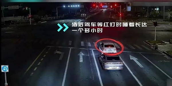男子凌晨在路口等红灯 睡了一个多小时 路人报警