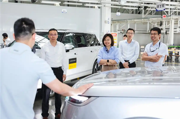 全球车端算力之王！小鹏GX首台Robotaxi量产车下线：搭载4颗自研图灵AI芯片