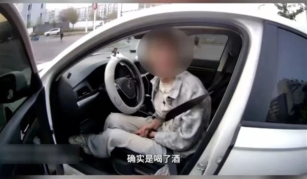 男子凌晨在路口等红灯 睡了一个多小时 路人报警
