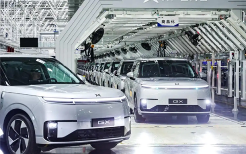 全球车端算力之王！小鹏GX首台Robotaxi量产车下线：搭载4颗自研图灵AI芯片