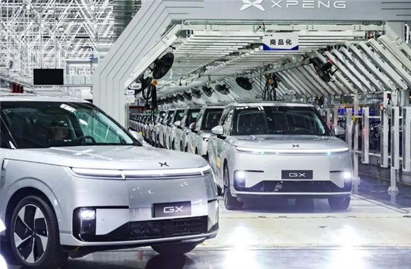 全球车端算力之王！小鹏GX首台Robotaxi量产车下线：搭载4颗自研图灵AI芯片