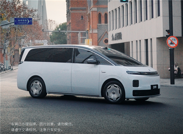 零跑又要掀桌子 全新MPV车型D99内饰发布:旋转座椅安排了