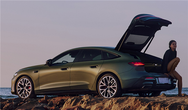 华为智驾+三联屏杀入B级战场！新款奥迪A5L Sportback上市：27.99万起