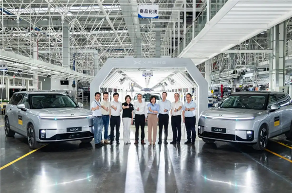 全球车端算力之王！小鹏GX首台Robotaxi量产车下线：搭载4颗自研图灵AI芯片