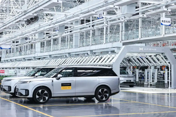 全球车端算力之王！小鹏GX首台Robotaxi量产车下线：搭载4颗自研图灵AI芯片