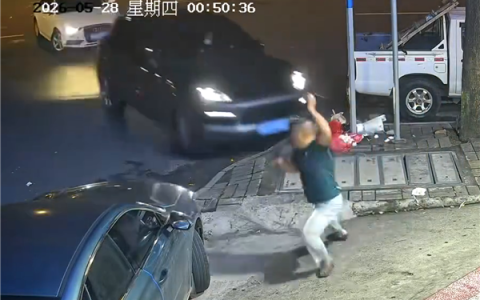 直行保时捷撞上转弯奥迪猛打方向 路边男子差点被殃及：腿都吓软了