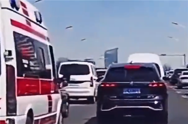救护车、私家车因路怒互相别挡!警方:双方寻衅滋事均被罚