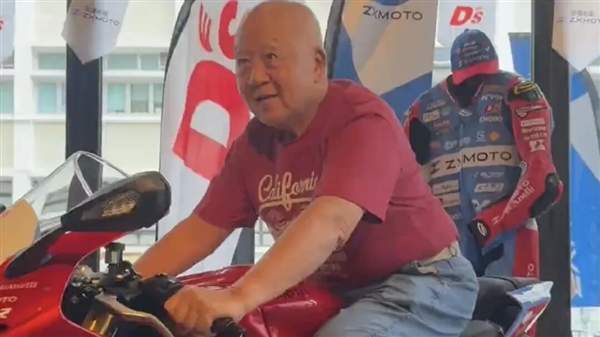 中国制造100分!张雪冠军车型香港首秀引爆车圈:82岁摩友激情下单