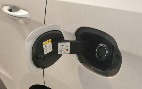 汽车油箱盖怎么打开