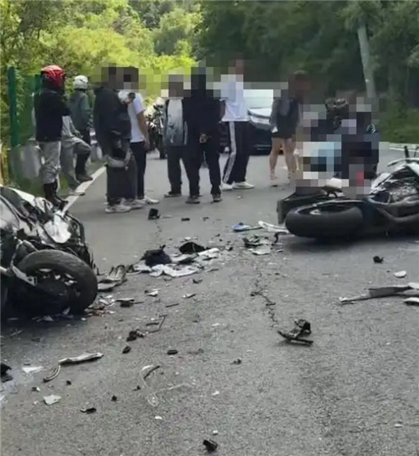 现场视频惨烈！西安秦岭210国道摩托车逆行肇事致1死1伤 两车不减速碰撞让网友感慨