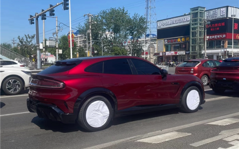 千匹马力、续航超700km！车厘子红小米YU7 GT实车曝光