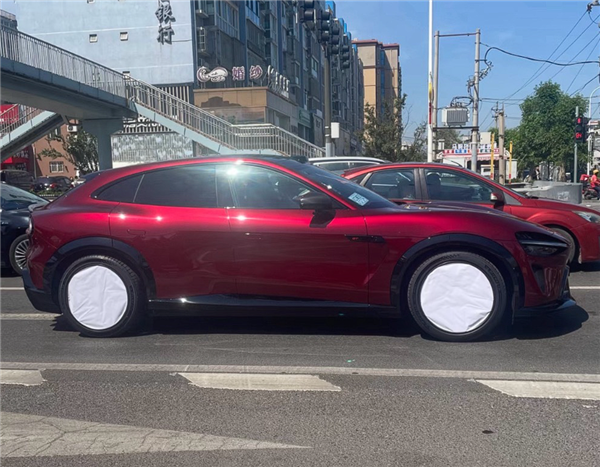 千匹马力、续航超700km！车厘子红小米YU7 GT实车曝光