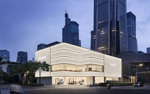 余承东：鸿蒙智行正加速线下门店布局 一年增长80%