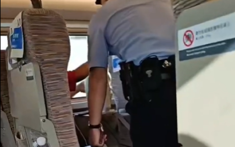 高铁乘客突然拿出台式电风扇吹风被劝阻 12306回应：能带但不能用