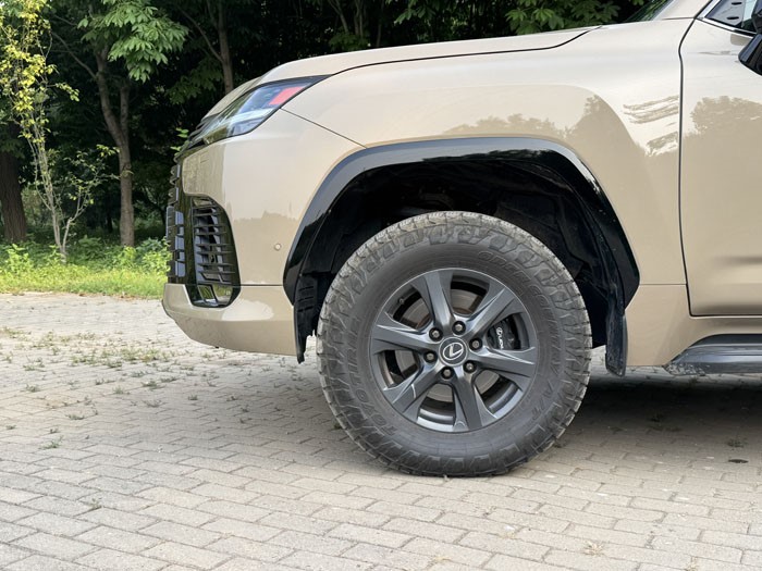 傲视群雄 试驾雷克萨斯LX700h OVERTRAIL领境版