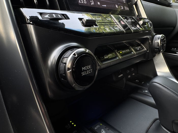 傲视群雄 试驾雷克萨斯LX700h OVERTRAIL领境版