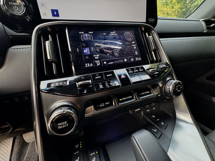 傲视群雄 试驾雷克萨斯LX700h OVERTRAIL领境版