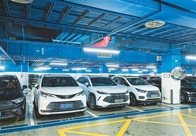 车辆发福、车大位小难题如何破解 人民日报发文详解