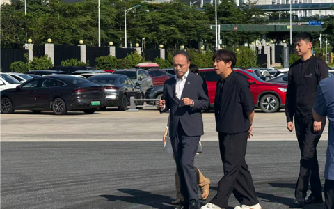 歌手胡海泉现身比亚迪总部！被腾势总经理李慧无人驾驶漂移带飞
