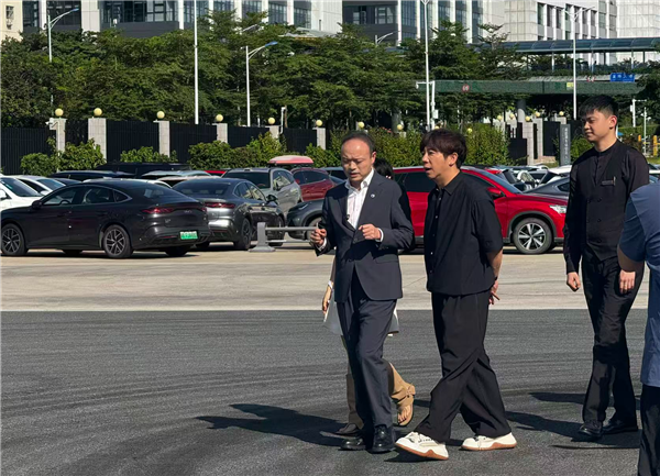 歌手胡海泉现身比亚迪总部!被腾势总经理李慧无人驾驶漂移带飞