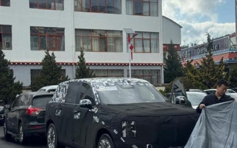 鸿蒙智行尊界SUV新车谍照再曝：尾灯将采用V800同款方案