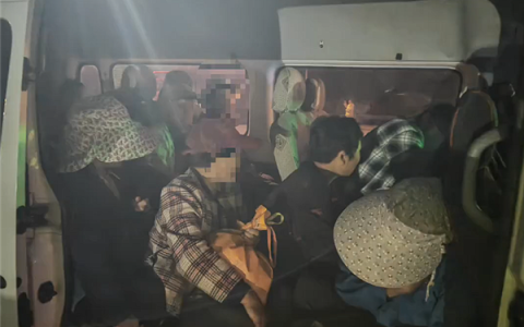 七座面包车硬塞28人 超员达300%车都要被挤爆了！