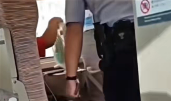 高铁乘客突然拿出台式电风扇吹风被劝阻 12306回应：能带但不能用