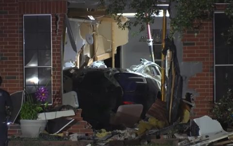 一特斯拉高速撞击民宅致1死被指开了自动驾驶！马斯克、特斯拉高管在线打假