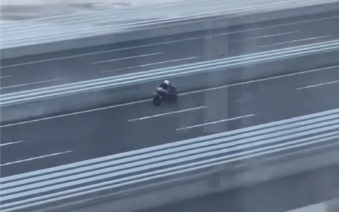 摩托车狂飙超280km/h与高铁并驾齐驱 交警回应：正在处置中