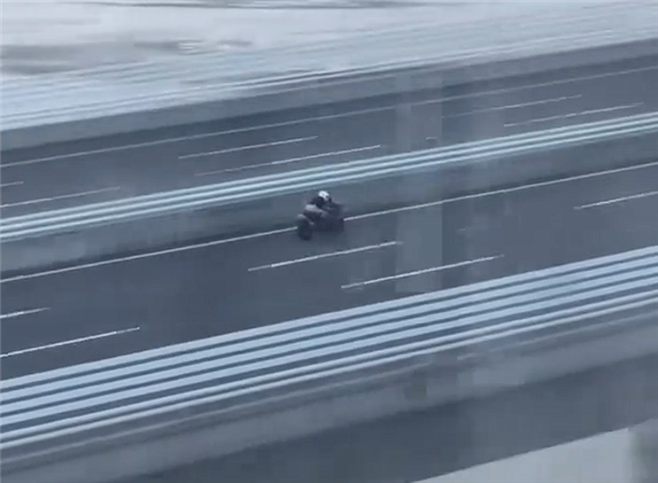 摩托车狂飙超280km/h与高铁并驾齐驱 交警回应：正在处置中