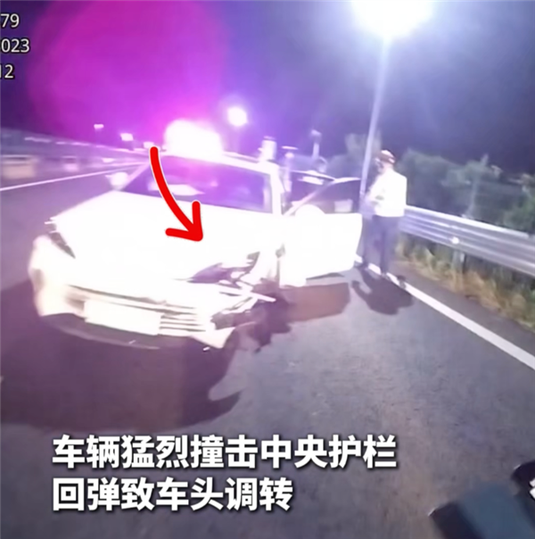 女子开智驾分心和男友吵架致车辆失控撞护栏:罚款记3分