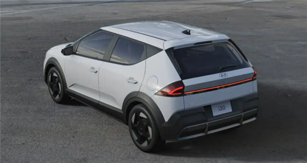 小型车变SUV!全新现代i20官图发布:曲面双联屏 贯穿灯组