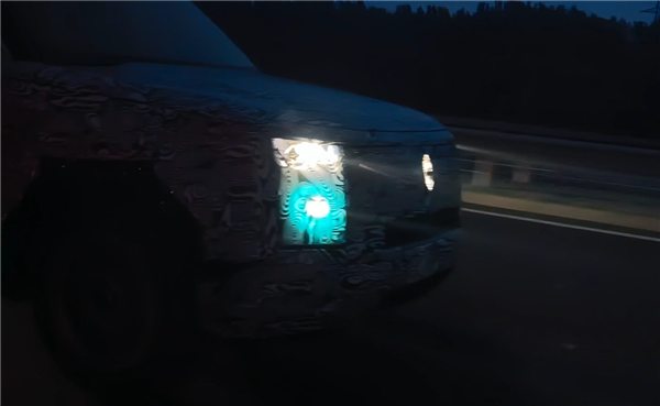 鸿蒙智行首款硬派SUV 享界G9实测:六盏小蓝灯全点亮