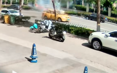 汽车行驶中突发爆炸大量碎片飞溅 当地回应：系油改气车辆 已移交官方