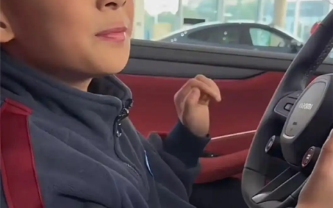 太暖了！小米为小孩哥定制一辆小YU7 GT 跑上CTCC赛道