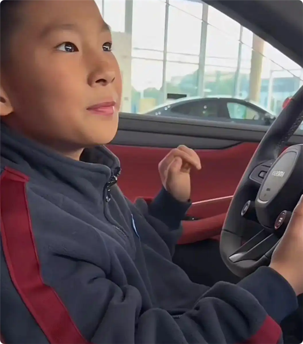 太暖了!小米为小孩哥定制一辆小YU7 GT 跑上CTCC赛道