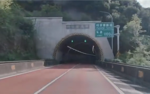 超越人眼！华为智驾百公里时速进隧道：遇故障车秒切车道
