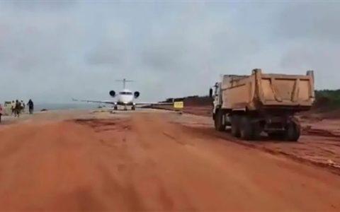 美国籍喷气飞机在泥土道路上起降 被尼日利亚扣押