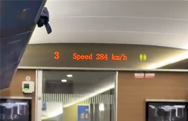 摩托车狂飙超280km/h与高铁并驾齐驱 交警回应：正在处置中