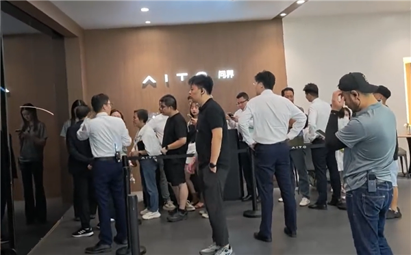 新问界M9设全黑玻璃房围挡疑保密 工作人员:不支持自由参观 参观需邀约